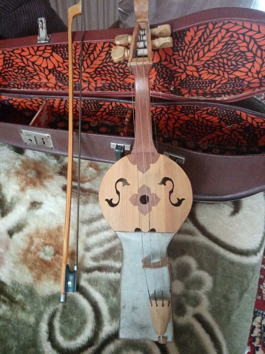 Қобыз с футляр. Музыкальный инструмент