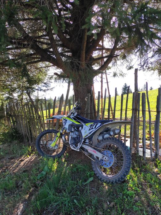 Vând Husqvarna 250