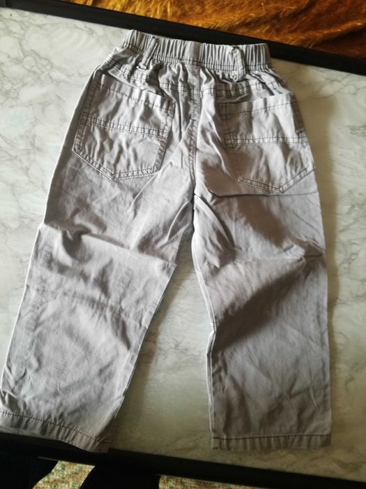 Продавам детски дълги светло-сив панталонки