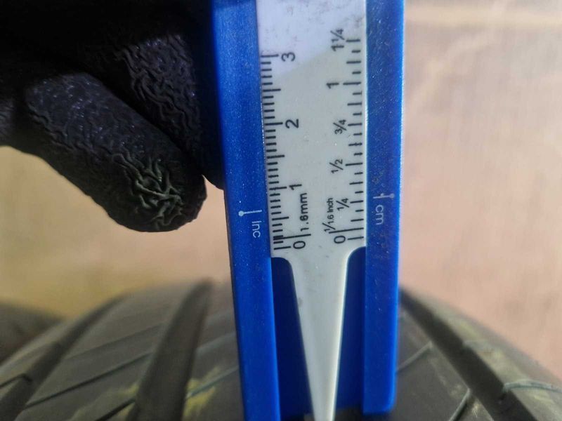 2 Michelin R17 215/65
летни гуми
DOT4520