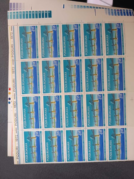 Vând colecții de timbre și discuri de vinil