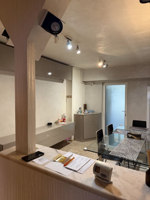 Inchiriez apartament 4 camere zona centrala ! Dispune de centrala proprie 2 locuri de parcare boxa foarte mare. Este situat la parter.