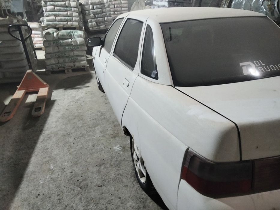 Автомобиль белый