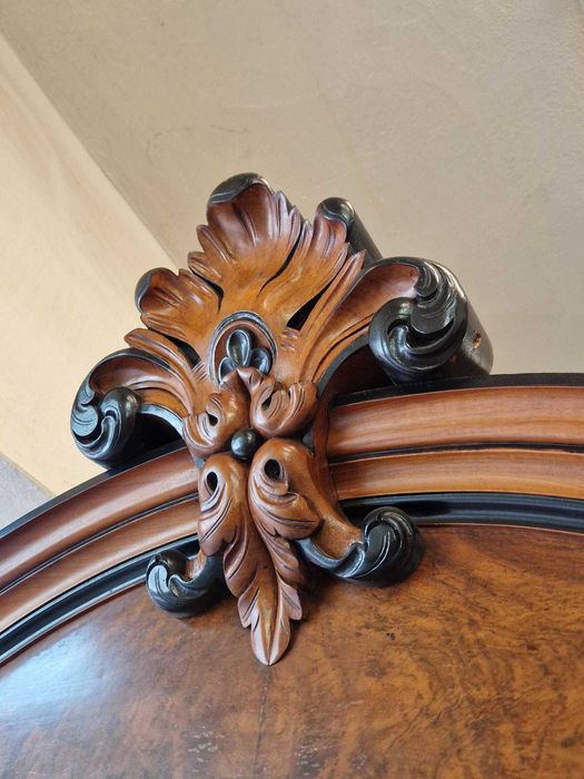 Викториански гардероб от орех с голяма огледална врата и орнамент