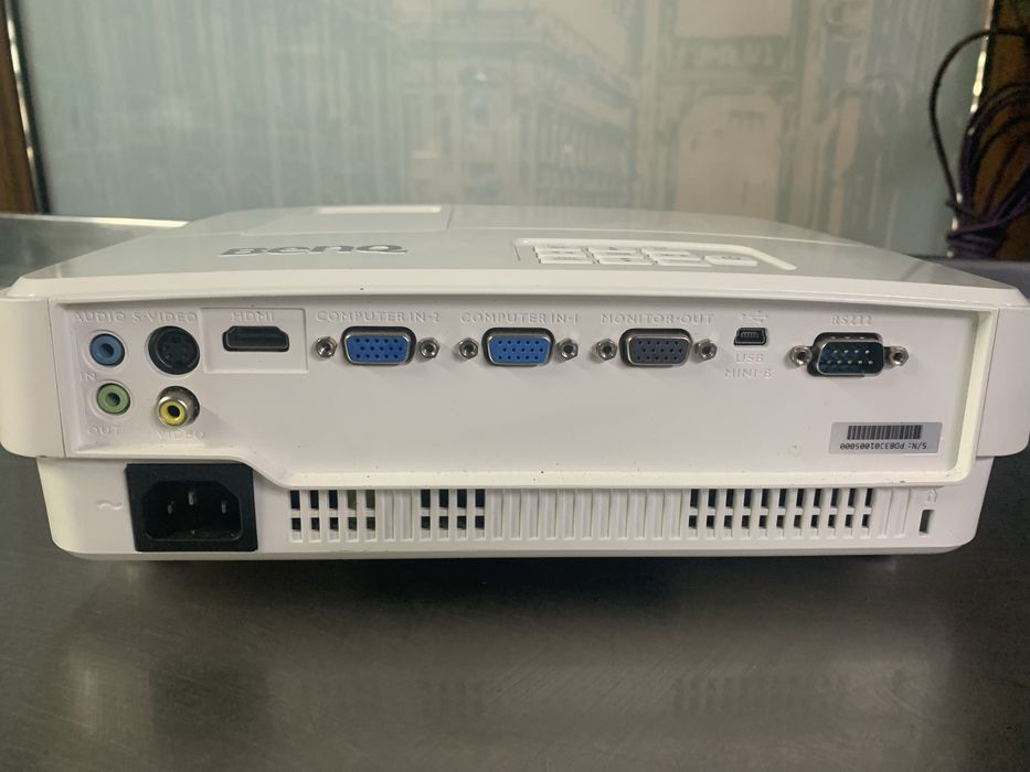 Videoproiector BenQ TH530 Full HD – stare excelentă + cabluri incluse