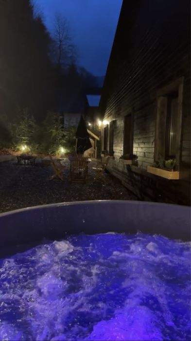 cabane  lângă pârtie cu priveliște către râu și pădure