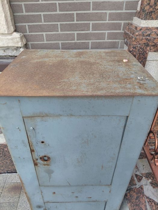 Сейф кабинетте тұрған