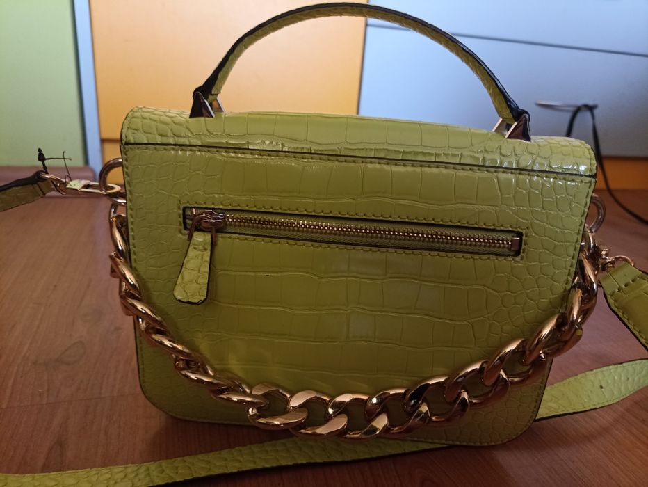 Продавам  оригинална на 1000 процента стилна нова чанта на Guess