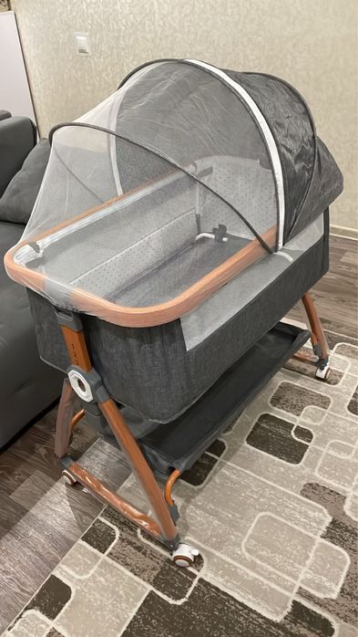 Манеж на колесиках