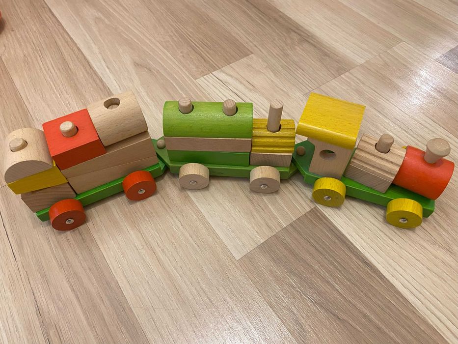 Trenulet de lemn in stare foarte buna, vopsit cu vopsea netoxica