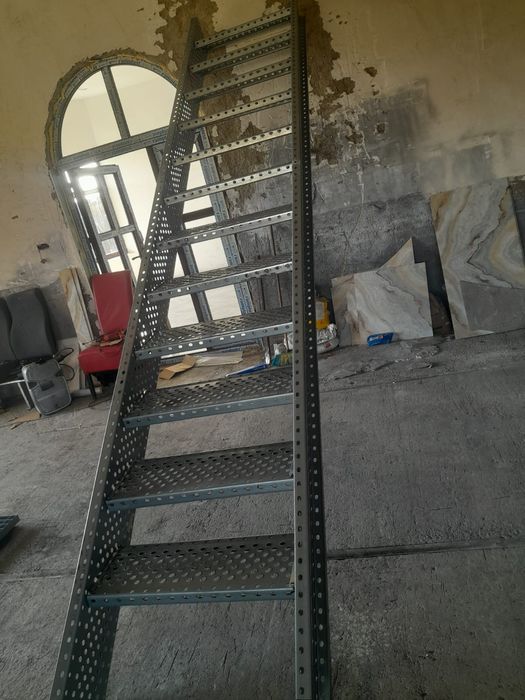 Scara metalica zincata neoxidabila