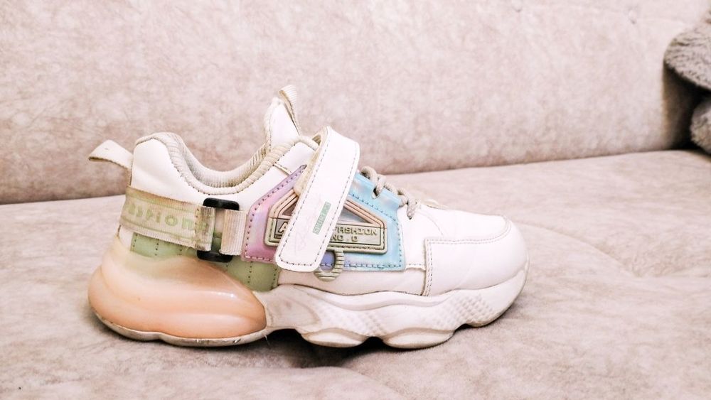 Продаётся на девочку кроссовки размер 33