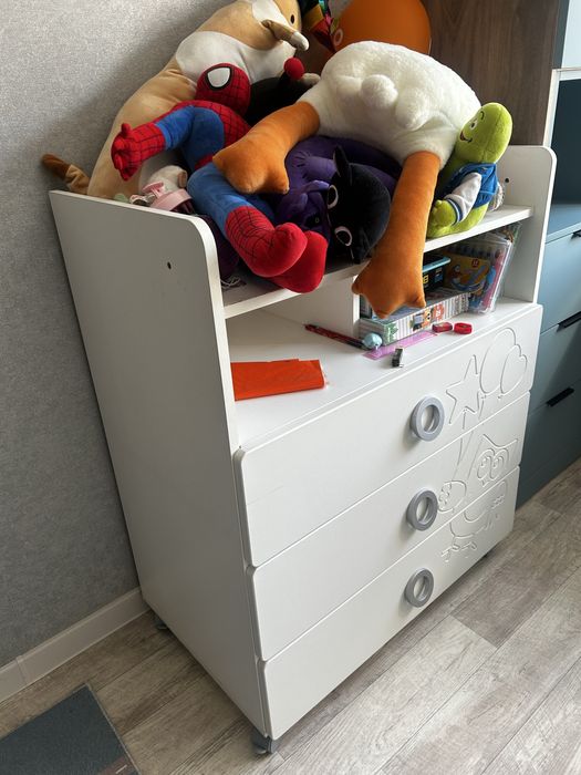 Продам детский комод, столик и стульчик