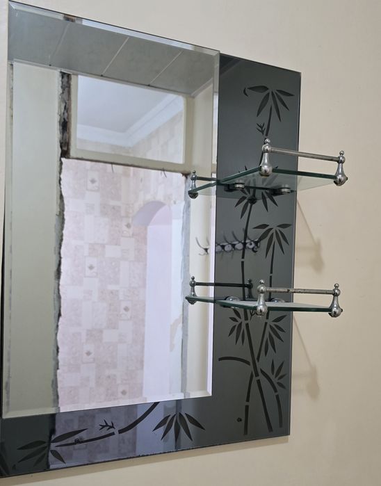 Продаётся ванна и зеркало для ванной комнаты.