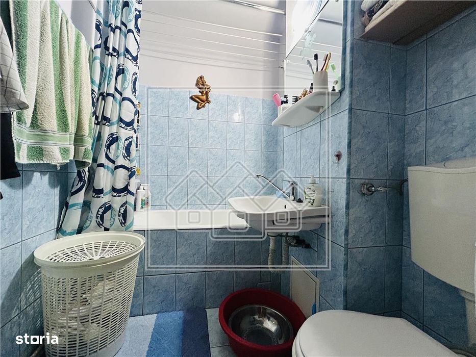 Ap decomandat, cu 2 camere, balcon, etaj intermediar - M. Viteazu