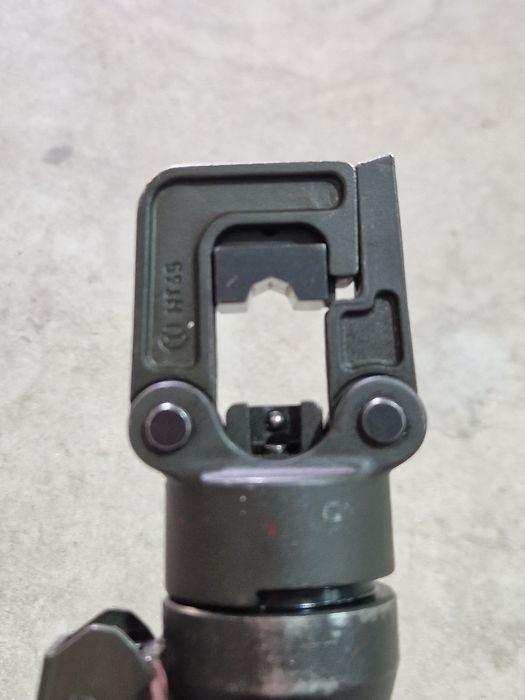 Ръчно-хидравлична преса за кербоване Cembre