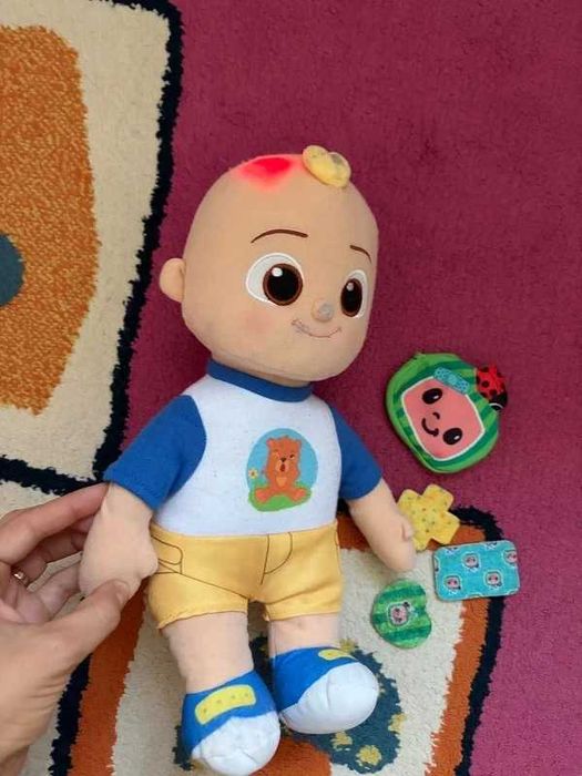 Papusa interactiva Cocomelon JJ