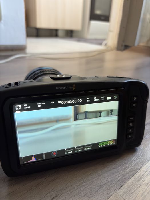 Blackmagic Pocket Cinema Camera 4K – utilizată + rig/cage și mâner si Obiectiv Cinematic Sirui Nightwalker 24mm T1.2 S35