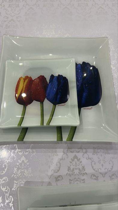 Тарелки и большая тарелка