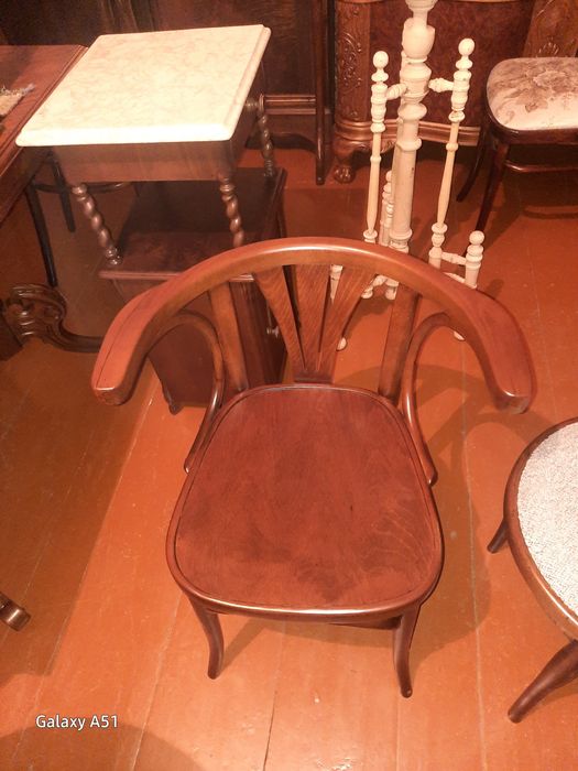 Продаются кресла и стол в национальном стиле.