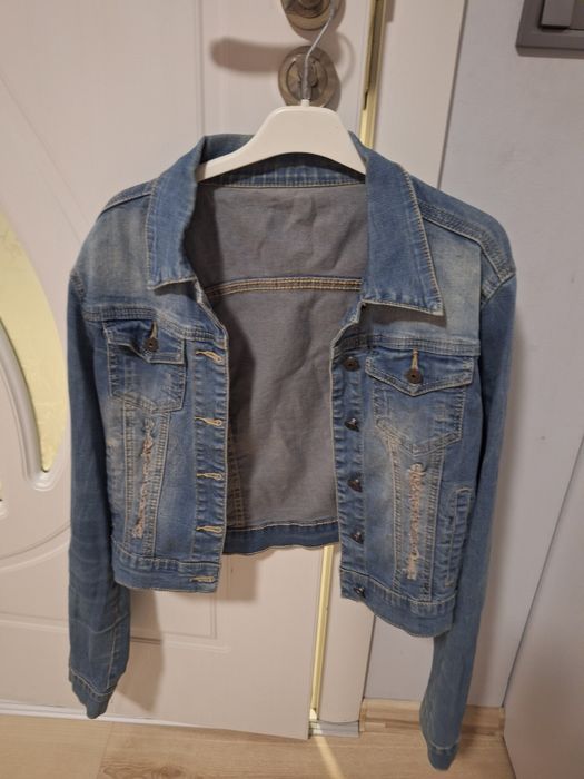 Дамско късо дънково яке 
Размер М
10лв