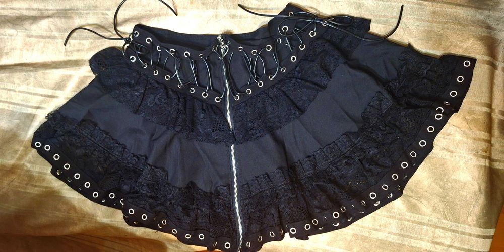 Ефектна готик пола с кожени връзки