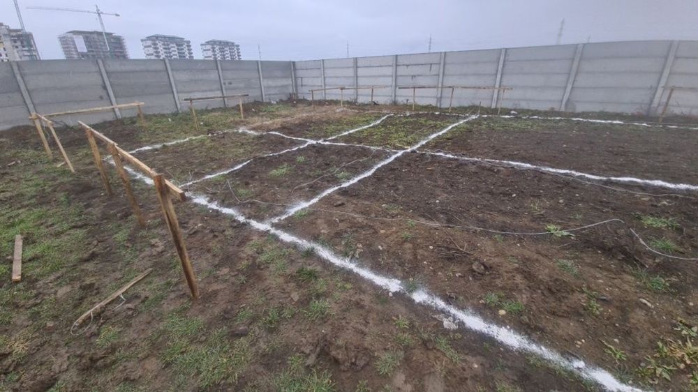 Casa la rosu 250 euro mp și 500 euro la gata