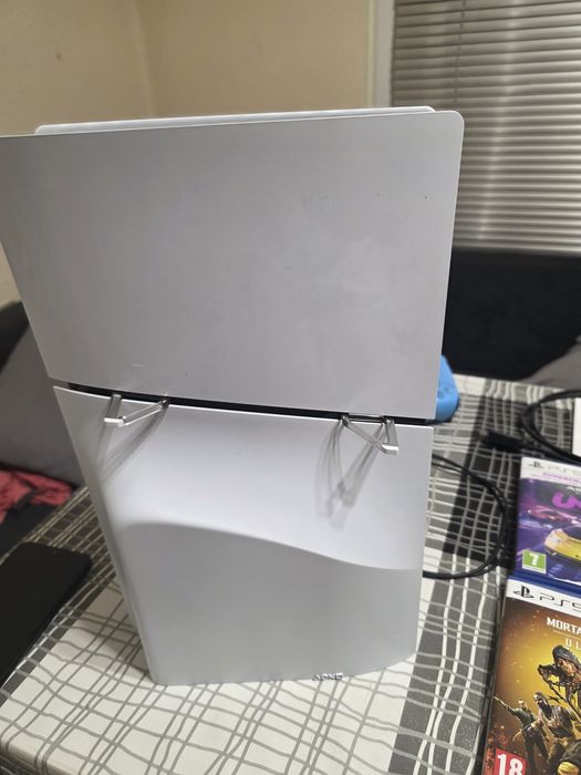 Продавам PlayStation 5 Slim с дисково устройство перфектно състояние с гаранция!