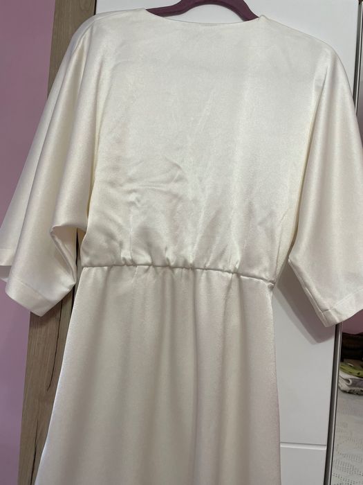 Бяла сатенена рокля