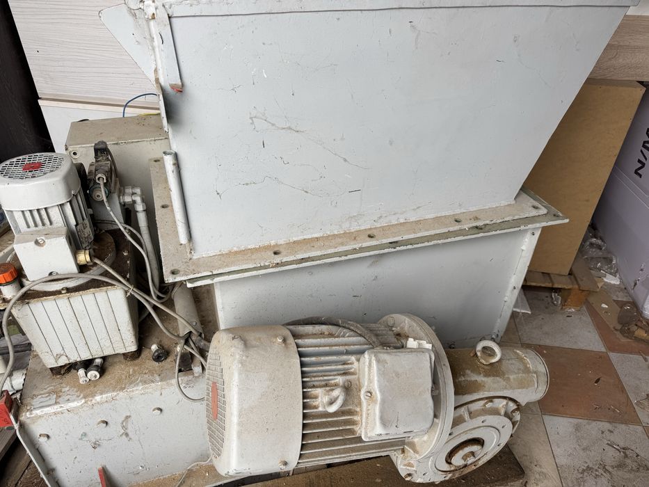 Tocator lemne, pal, crengi