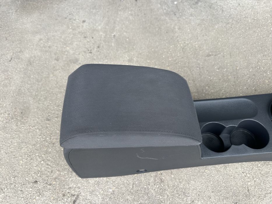 Подлакътник/Централна конзола за Фолксваген Туаран!