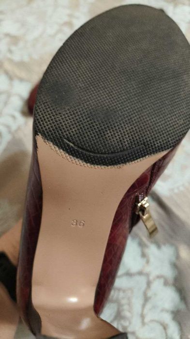 Бордовые, лакированные ботильоны.