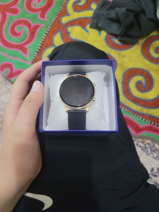 Часы с красной числоми