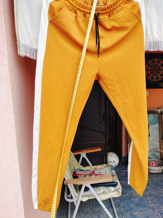 Pantaloni de trening damă – Galbeni / Mustar cu dungi albe laterale – Mărime XL