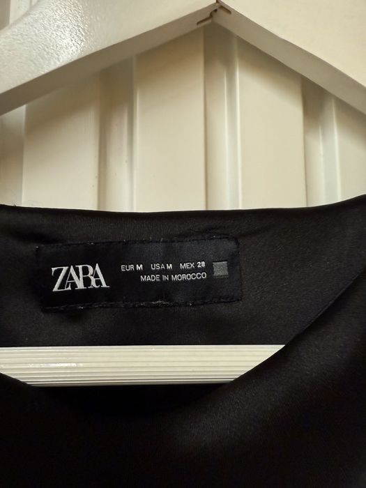 Черна сатенена рокля с подчертана талия Zara