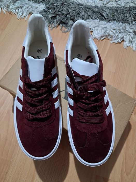 Adidași albi-visini piele întoarsă
