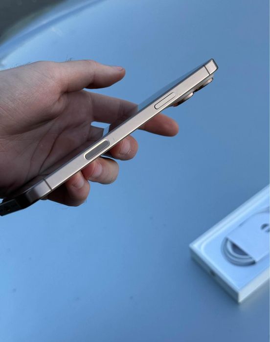 Vând iPhone 16 pro max Desert Titanium