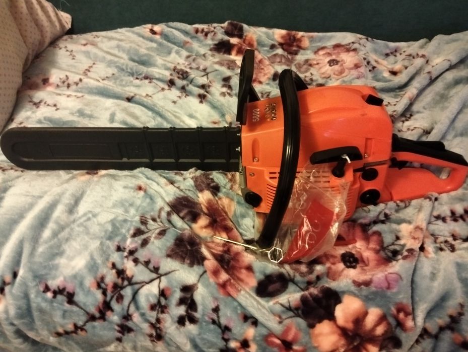 Продам бензопилу новую 20000