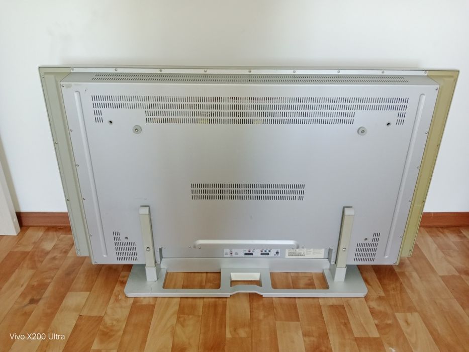 продам телевизор хороший  торг есть