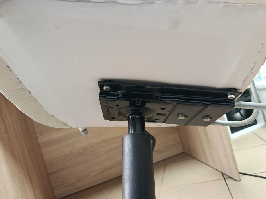 Продавам  фризьорски бежов стол  за работа