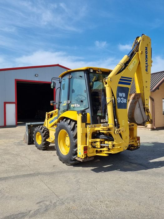 Buldoexcavator Komatsu wb93r schimb doar cu camion 6x4