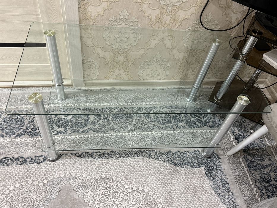 Стеклянный журнальный стол