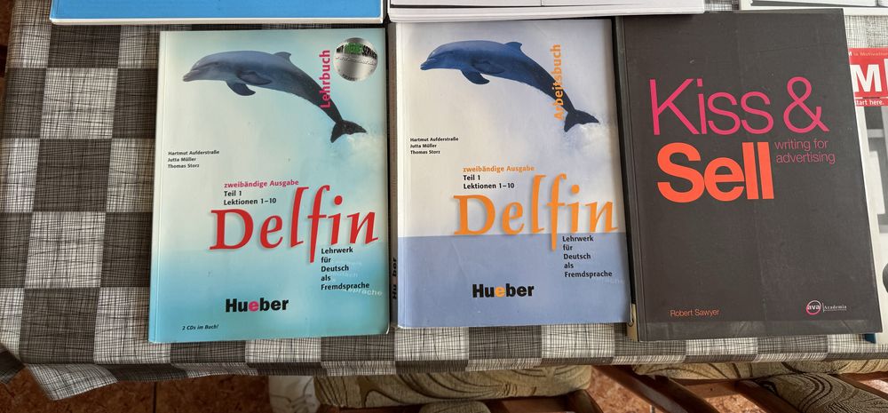 Колекция художествена литература, учебници по межд. бизнес, речници