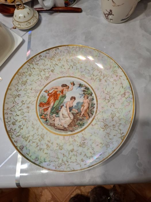 сервиз "Мадонна",  диаметр 25. любителям антиквариата. цена 50 000