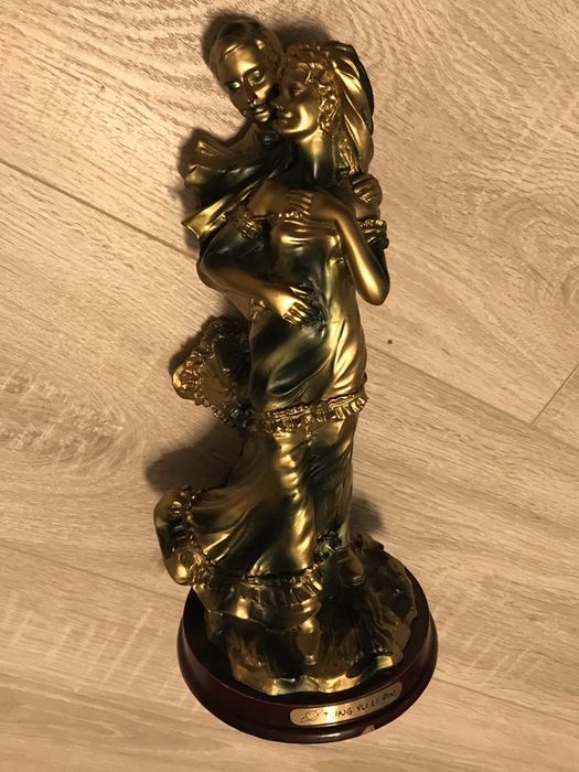 Часы и статуэтка