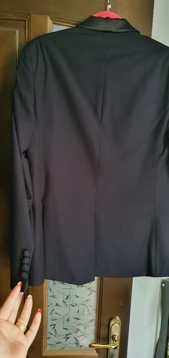 Costum negru cu guler lucios, marimea 48