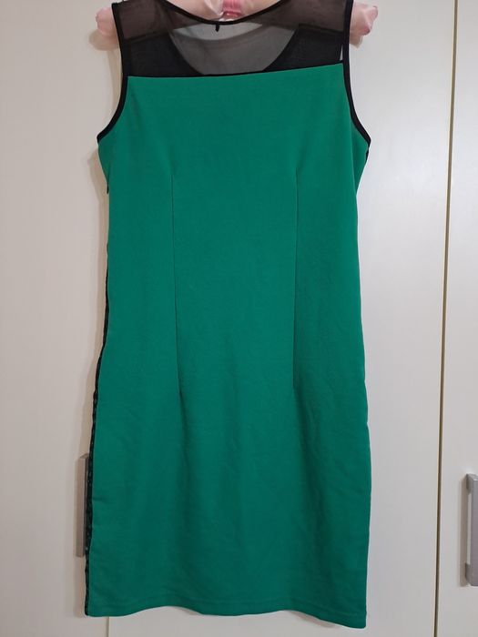 Къса зелена рокля