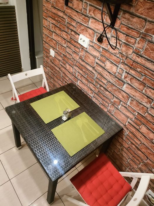 Masă dining / terasă din ratan cu blat din sticlă – aspect modern
