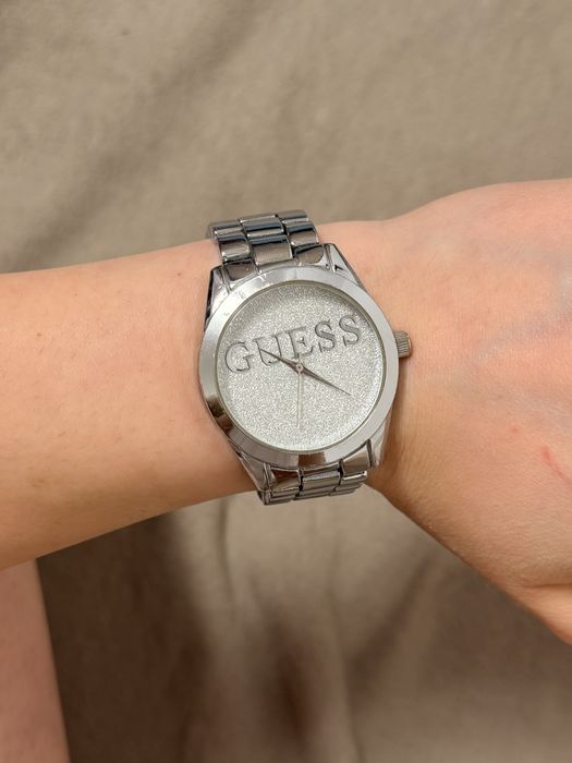 Оригинални часовници на guess с минимални следи от употреба