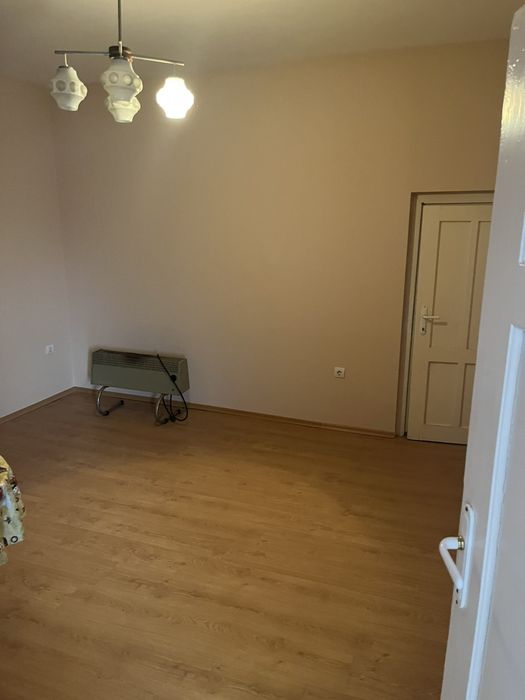 Къща с дворно място